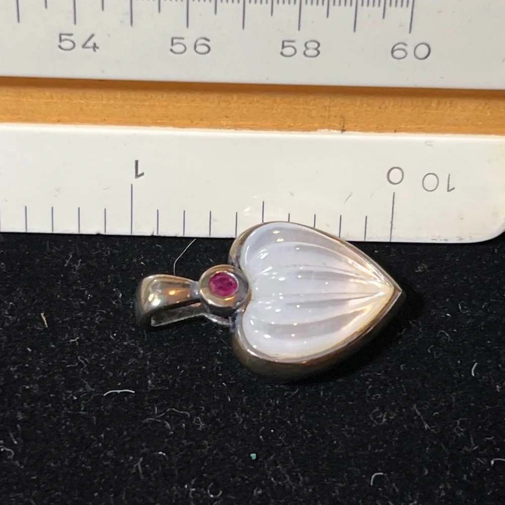 Vintage 925 SS Mother of Pearl Heart pendant with Ruby Diamond. - Picture 5 of 10